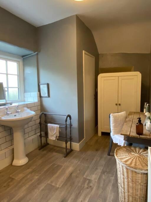 Farmhouse Cottage Set In Beautiful Countryside Oswestry Buitenkant foto